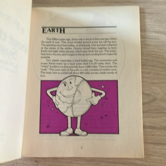 Fun facts about the solar system paperback book, vintage - Picture 4 of 10